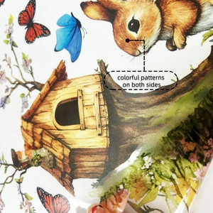Vue macro de stickers muraux lapin et papillon double face aux motifs colorés