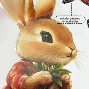 Gros plan d'un autocollant lapin de Pâques aux motifs colorés sur les deux faces