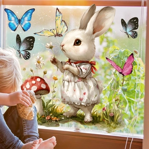 Gros plan de stickers de Pâques lapin et papillon appliqués sur une vitre