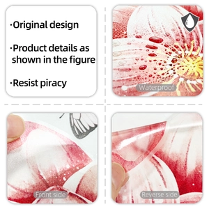 Détail d'un autocollant mural floral imperméable montrant le motif et la couche adhésive