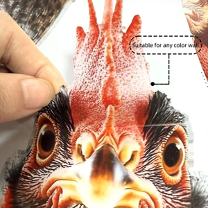 Primer plano de pegatina de pared de gallo realista con plumas y borde adhesivo