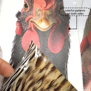 Detalle del adhesivo decorativo de gallo con impresión a doble cara a color