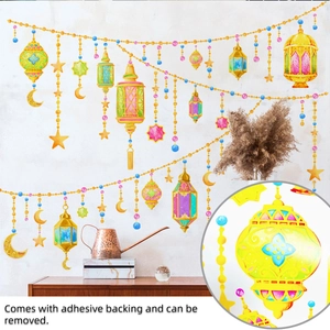 Detail von Ramadan Wandstickern mit bunten Laternen, Sternen und Mond auf heller Wand