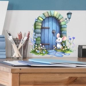Wandsticker mit Cartoon-Maus und blauer Tür für Kinderzimmer-Deko über weißem Tisch