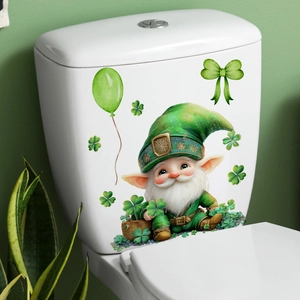 Dettaglio di adesivi gnomo per San Patrizio con trifogli verdi su un serbatoio WC bianco