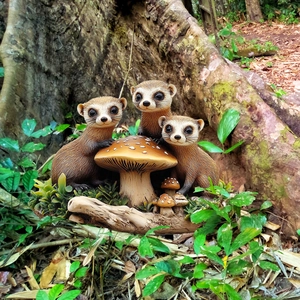 Drei Erdmännchen um einen roten Pilz-Gartenstecker mit realistischer Holztextur