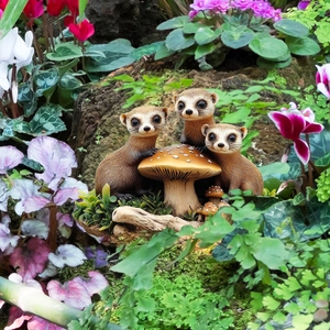 Detailansicht der Erdmännchen und Pilz Gartenstecker mit naturgetreuen Fellstrukturen