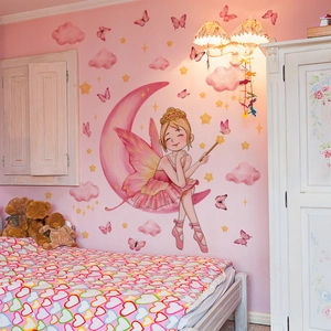 Sticker Mural Fée Dessin Animé Assise Sur La Lune PVC Auto-adhésif Amovible Pour Chambre D'enfant Décoration Maison Rose Papillon Nuages Étoiles