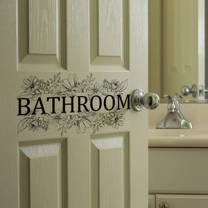 Minimalistischer Badezimmer-Türaufkleber mit schwarzen Blumen und elegantem Schriftzug