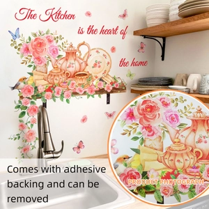 Détail de stickers muraux avec fleurs aquarelles, papillons et théière en cuisine