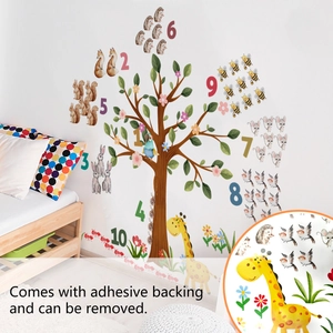 Dettagli di adesivi murali animali con numeri educativi e decori di alberi colorati