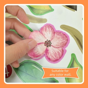 Décollage d'un autocollant mural fleur de cerisier rose montrant le matériau PVC