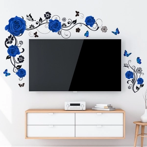 Dettaglio degli adesivi murali con rose blu e farfalle per decorazione parete del soggiorno