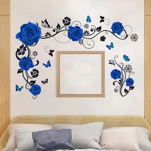 Dettaglio di adesivi murali floreali con rose blu e farfalle intorno a una cornice