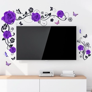 Dettaglio degli adesivi murali con rose viola e farfalle decorative sulla parete del soggiorno