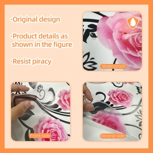 Dettaglio dell'adesivo murale rosa con rose impermeabile con design floreale e farfalle