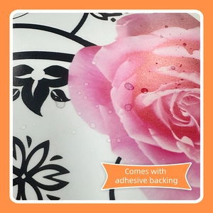 Dettaglio della superficie impermeabile dell'adesivo murale floreale rosa con gocce