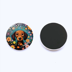 Aimant de frigo rond en verre avec illustration de teckel et fleurs sur fond blanc