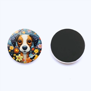 Détail d'un aimant de frigo rond de 25 mm en verre avec motif chien et dos magnétique noir