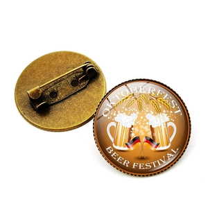 Broche Oktoberfest en verre cabochon avec motif de bière et drapeau de l'Allemagne