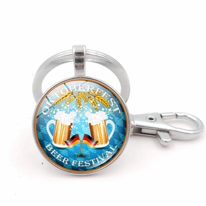 Dettaglio portachiavi Oktoberfest con boccali di birra e bandiera tedesca su pendente