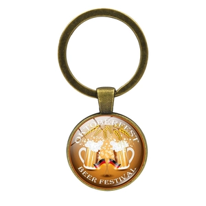 Porte-clés Oktoberfest en bronze avec chopes de bière et drapeaux sur fond blanc