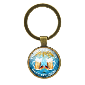 Détail d'un porte-clés bronze de la fête de la bière avec pendentif en verre