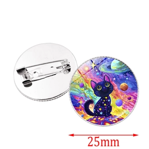 Spilla badge gatto nero 25mm con illustrazione della galassia e cielo stellato