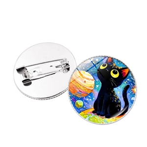 Dettaglio della spilla gatto stellato con design in smalto e spilla di sicurezza sul retro