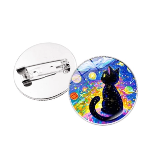 Dettaglio della spilla a gatto con cielo stellato che mostra la chiusura in metallo argento