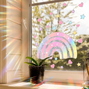 Regenboog zonnevanger raamsticker met hartjes en sterren voor glasdecoratie in huis