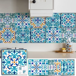 Détail macro d'autocollants de carreaux imperméables aux motifs floraux bleus