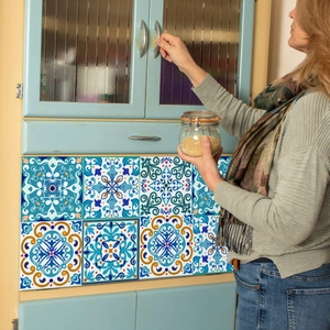 Stickers de carrelage bleu style marocain avec motifs floraux pour décor de cuisine