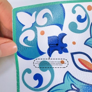 Détail d'autocollant de carrelage méditerranéen avec texture 3D et motifs géométriques bleus