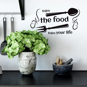 Adesivo murale cucina Enjoy the Food Enjoy Your Life con sagome di posate su muro bianco