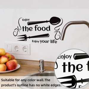 Dettaglio dell'adesivo da cucina nero con posate e design senza bordi su parete