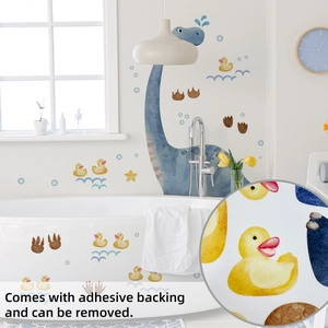 Detail van zelfklevende cartoon dinosaurus en eend muurstickers voor badkamers