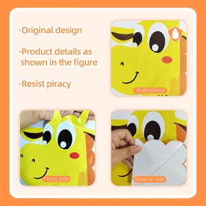 Nahaufnahme von wasserfestem Giraffen-Wandsticker aus PVC mit Vorder- und Rückseite