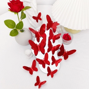 Detalle macro de pegatinas de pared de mariposa 3D rojas con purpurina en decorado