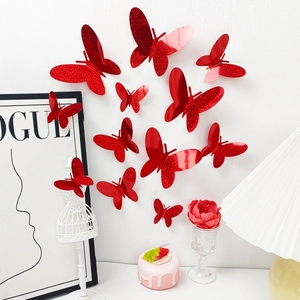 Detalle de pegatinas de pared de mariposas 3D rojas brillantes en tres tamaños