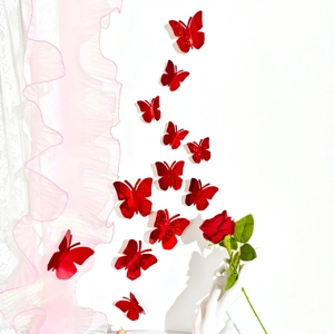 Primer plano de mariposas 3D rojas con purpurina para decoración festiva de bodas
