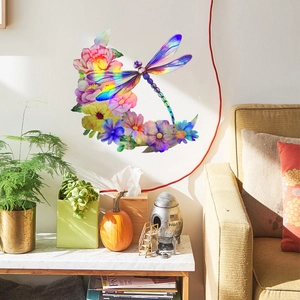 Adesivo murale laser con libellula e fiori con colori sfumati su una parete chiara del soggiorno