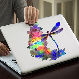 Adesivi olografici libellula e fiori su laptop argento con effetto laser cromatico