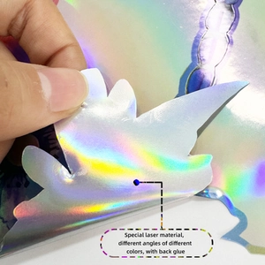 Dettaglio macro di adesivi murali floreali olografici laser con retro adesivo e trama speciale