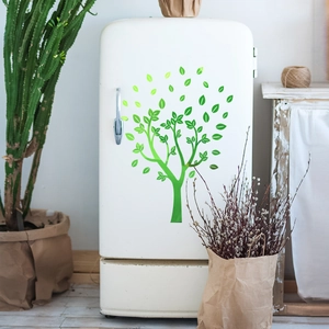 Sticker mural arbre vert lumineux avec feuilles dégradées sur un frigo blanc rétro