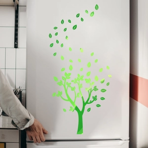 Sticker mural arbre vert lumineux sur un réfrigérateur blanc dans une cuisine moderne