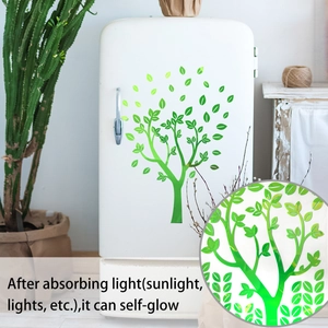 Sticker mural arbre vert lumineux montrant l'effet fluorescent sur un réfrigérateur