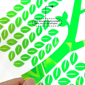 Détail de l'autocollant mural feuilles vertes luminescents lors de l'application