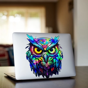 Adesivo olografico a forma di gufo con colori sfumati per decorare laptop e interni