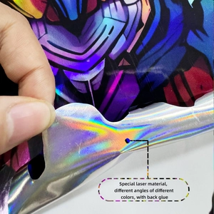 Macro dell'adesivo olografico a forma di gufo con materiale laser ed effetto cromatico